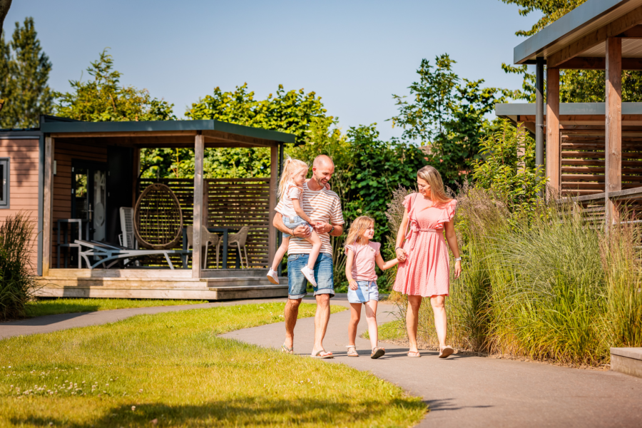 Een gezin dat langs de EilandLodges loopt, heerlijk op vakantie