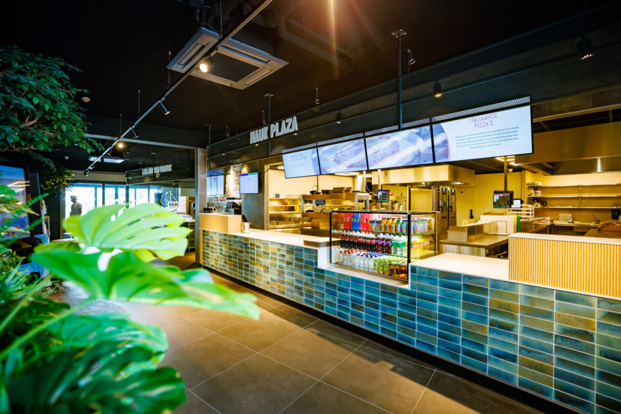 Balie van Mauk Plaza waar je heerlijk eten kan kopen en afhalen