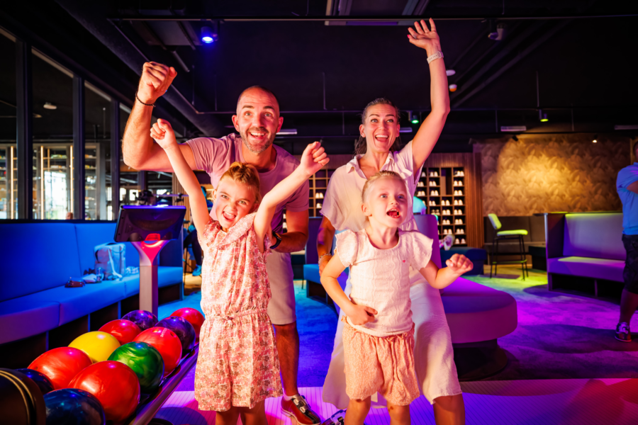 Een gezin met kinderen die enthousiast zijn over Hyper Bowling bij Mauk