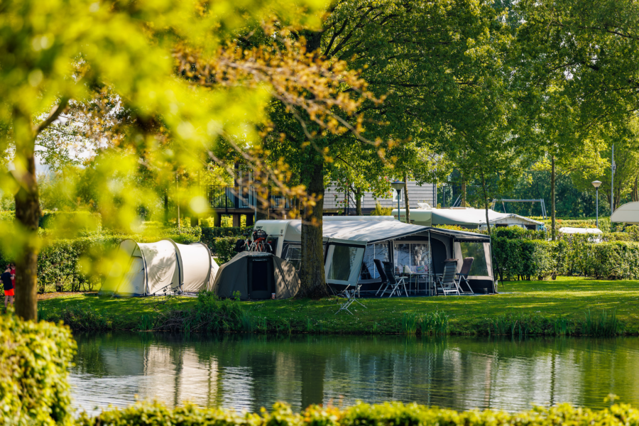 Prachtig ruime kampeerplaats voor caravans aan het water